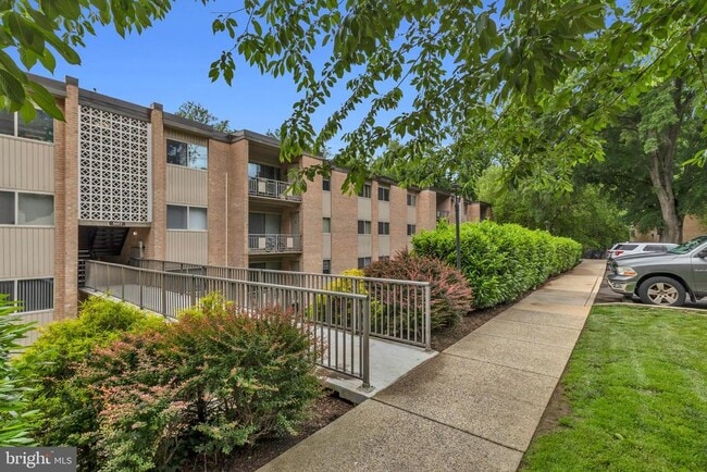 Building Photo - 5107 Crossfield Ct Unit 304