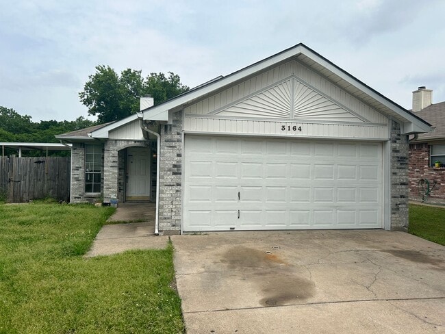 Building Photo - Ready to Move in... Do not miss this house...