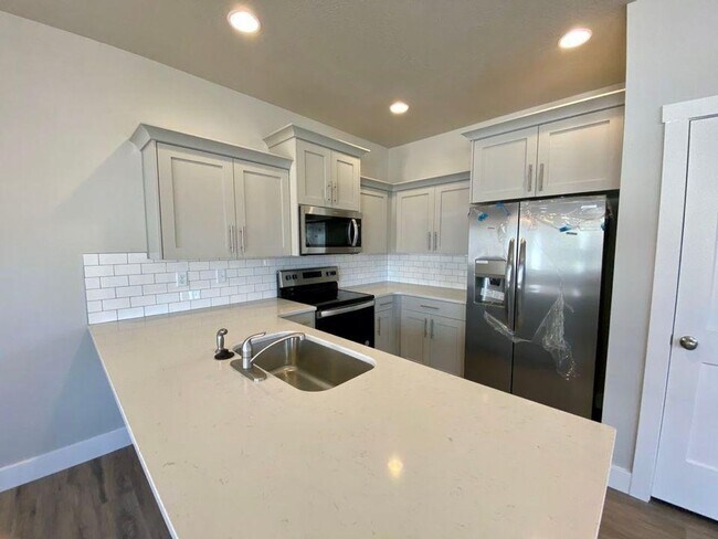 Photo - 3 bed 2.5 Bath Clean and Move-in Ready