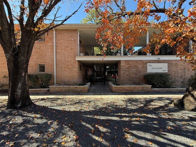 Building Photo - 1801 Cortlandt St Unit 20