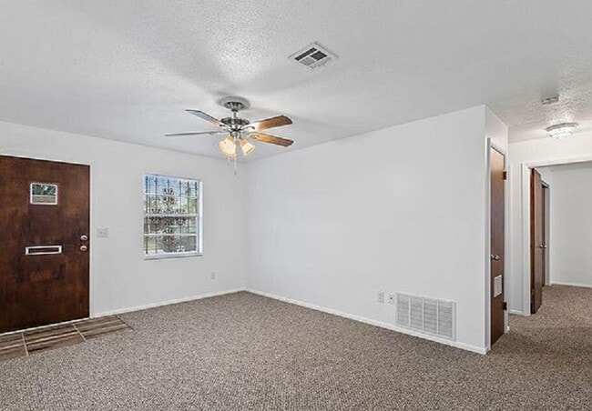 Photo - 405 Adele St