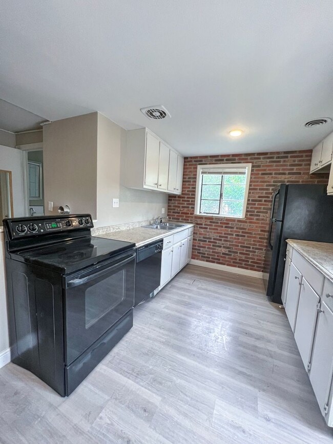 Photo - 905 E 16th St Unit 905 1/2 16th St. D