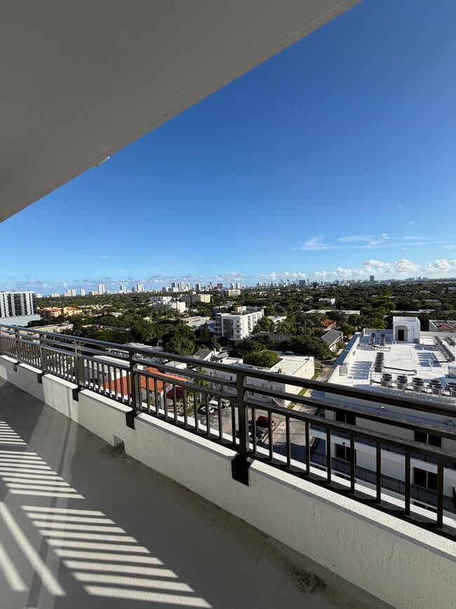 Building Photo - 1541 Van Buren St Unit B