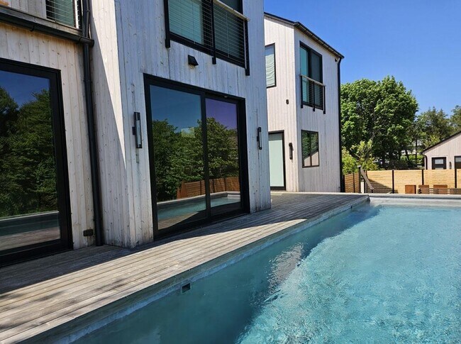 Photo - 599 Peconic Bay Blvd