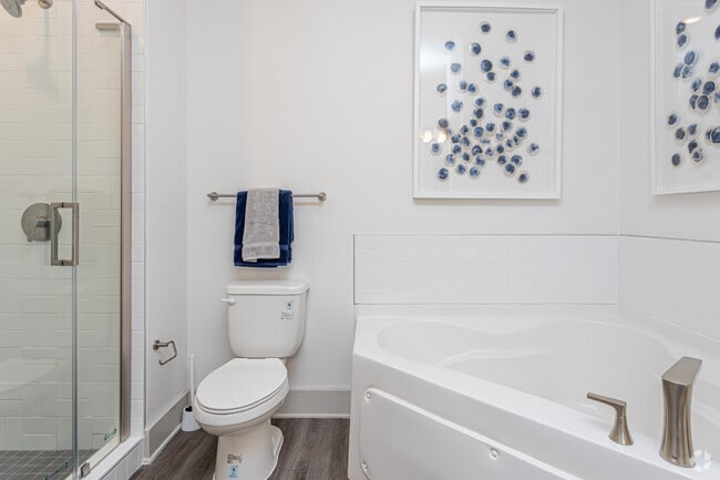 1BR, 1BA - 947SF