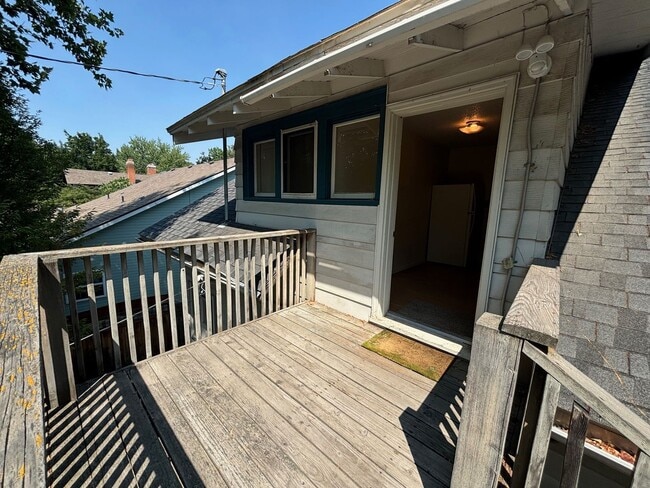 Building Photo - 2301 W Regan Ave Unit 2