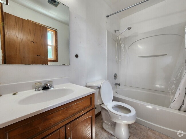Building Photo - Nice 1 bedroom Apartment Unit UPPER
