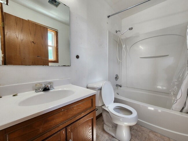 Nice 1 bedroom Apartment - Nice 1 bedroom Apartment Unit UPPER