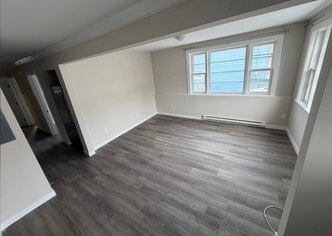 Building Photo - 142 Brock St Unit 3