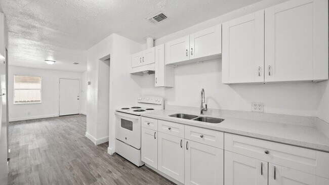 Building Photo - 7819 Glass St Rental