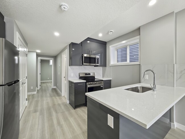 Photo - 438 Carringvue Grove NW