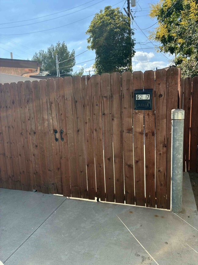 Building Photo - 6207 Goodland Ave Unit Guest House - Studio