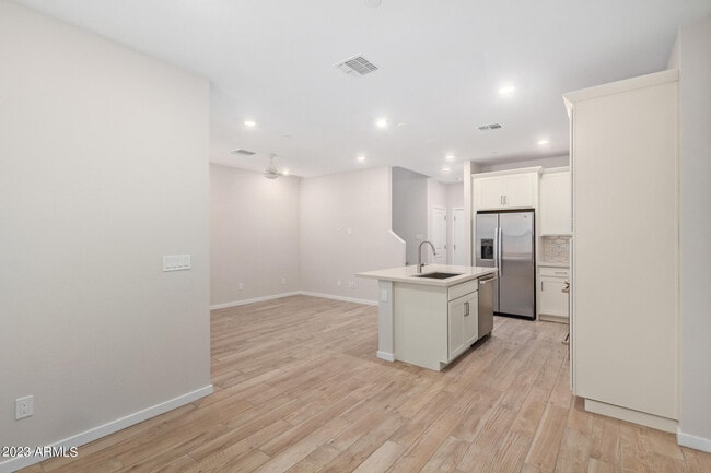 Photo - 729 E Zesta Ln