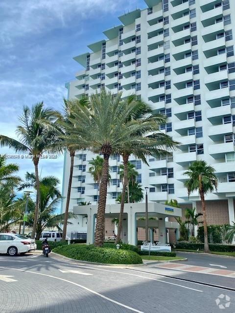Building Photo - 2899 Collins Ave Unit 404 Rental