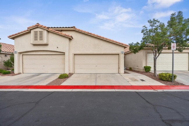 Building Photo - Charming and spacious single-story townhome nestled within a gated community in the desirable Nor... Unit 102