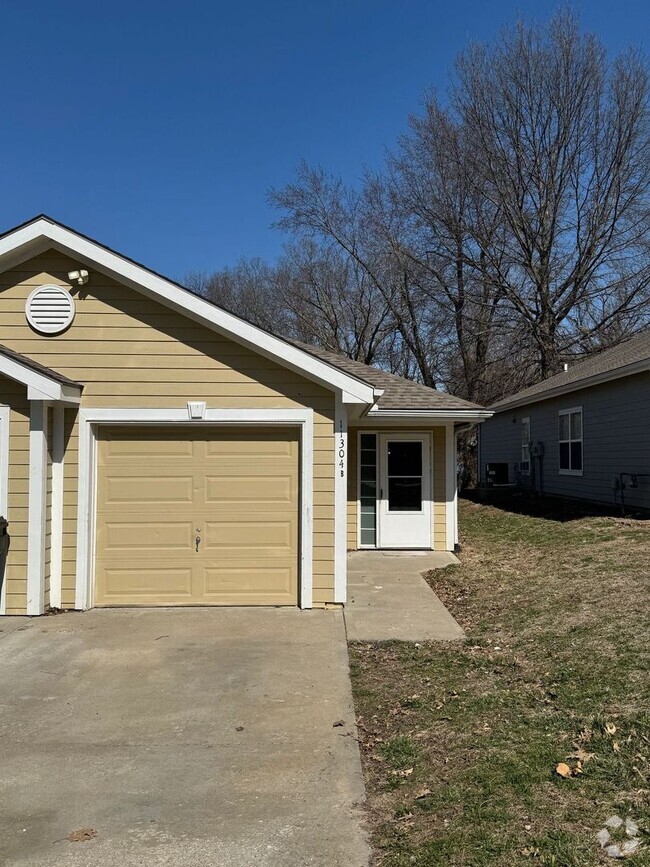 Building Photo - Cozy 2-Bed, 1-Bath Duplex with Garage & In... Rental