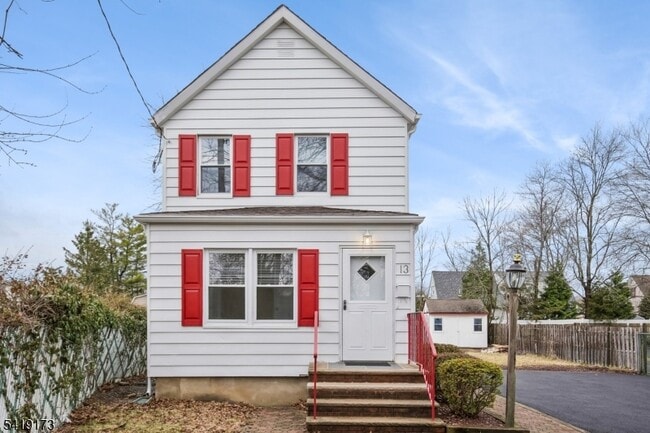 Building Photo - 13 William St