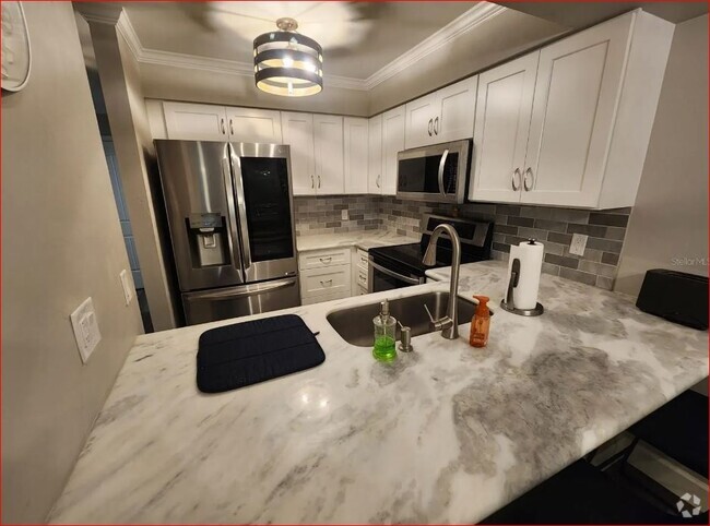 Building Photo - 2735 SW 35th Pl Unit #804 Rental