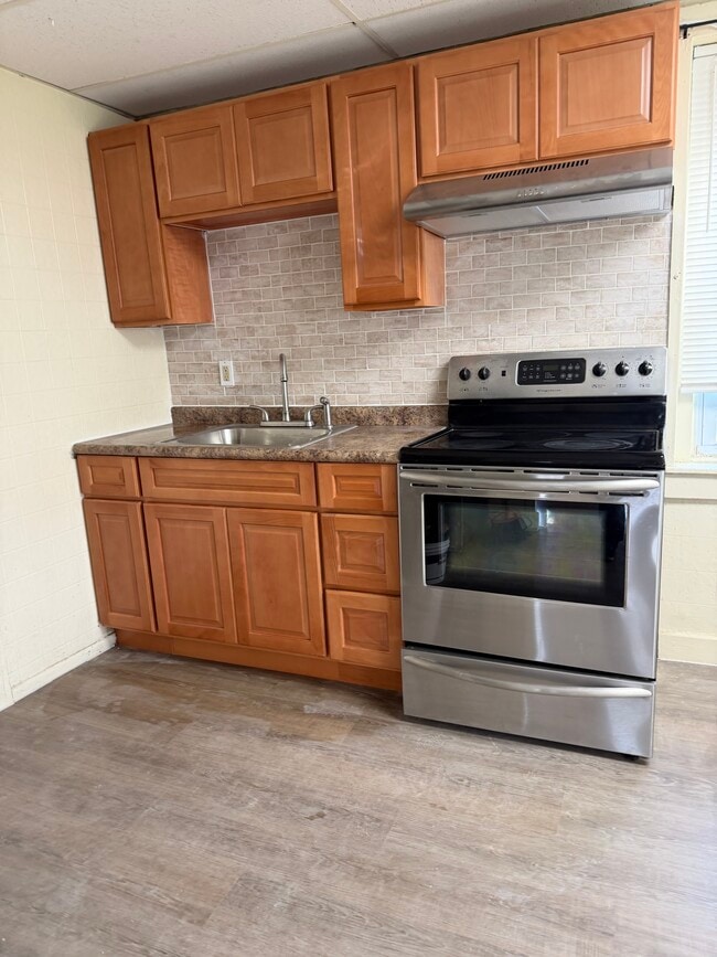 Kitchen/dining - 5137 Main St