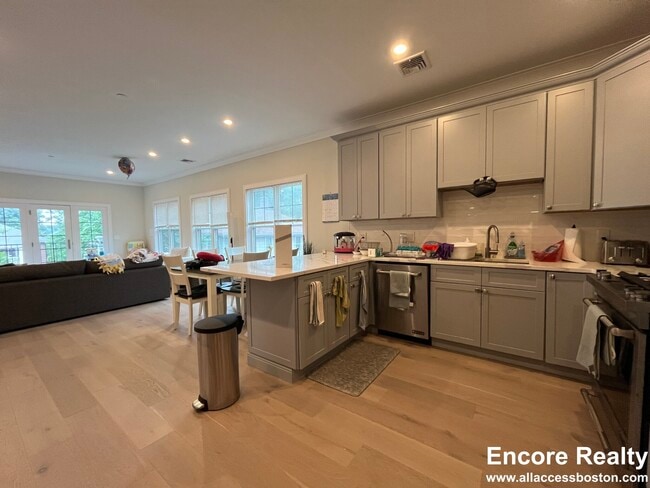 Photo - 32 Cummins Hwy Unit 4