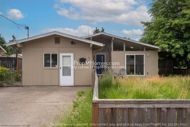 Building Photo - Updated 3-Bedroom Gladstone Home with Bonus Office Space!