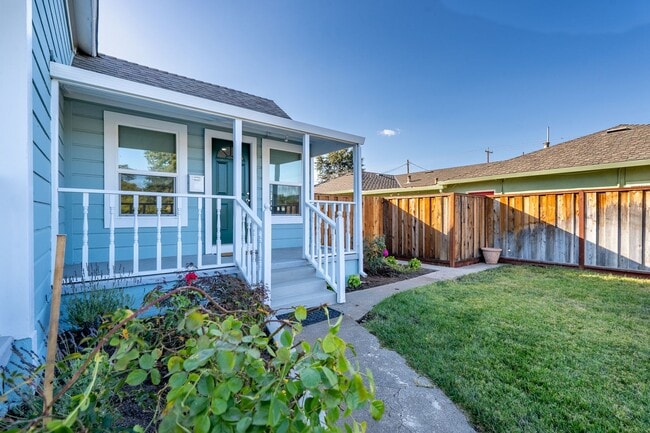 Photo - Upgraded 2 bedroom with yard! Lovely Amenties Unidad Rosanna St. 7881 B**