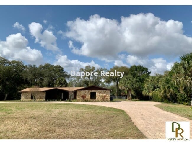 Large 4 Bedroom with NEW Flooring, Oversized Lot - Large 4 Bedroom with NEW Flooring, Oversized Lot