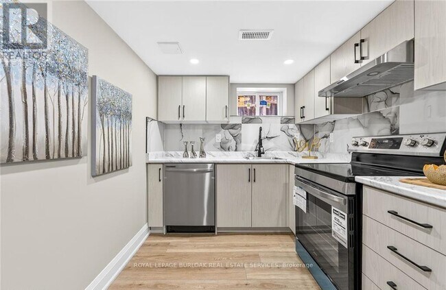 Photo - 150 Brucedale Ave E