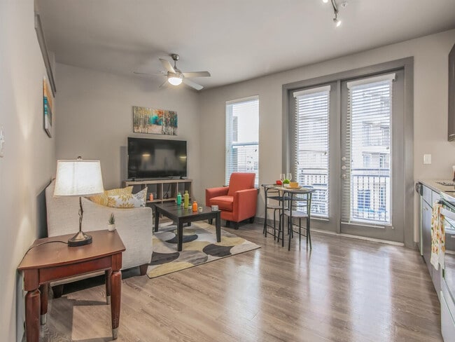 Building Photo - 1915 Canterbury St