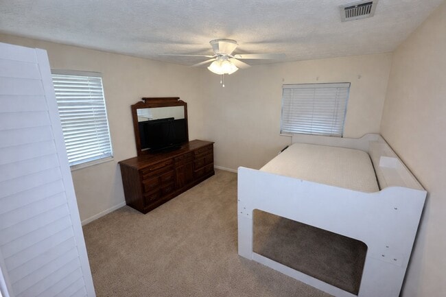 Photo - 8229 Frost St N