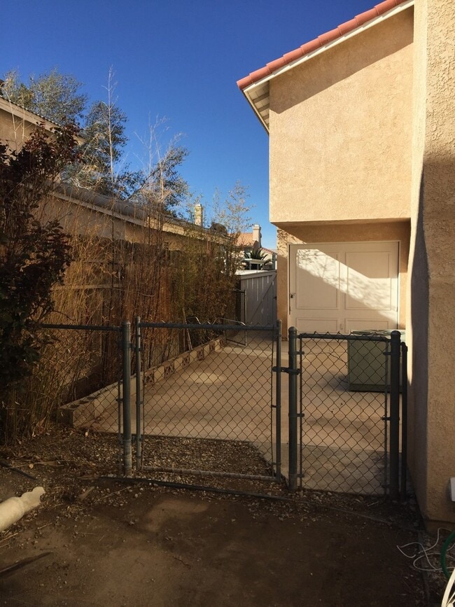 Photo - 5 BEDROOM, 2 STORY,SPACIOUS VICTORVILLE HOME! NEAR MALL!
