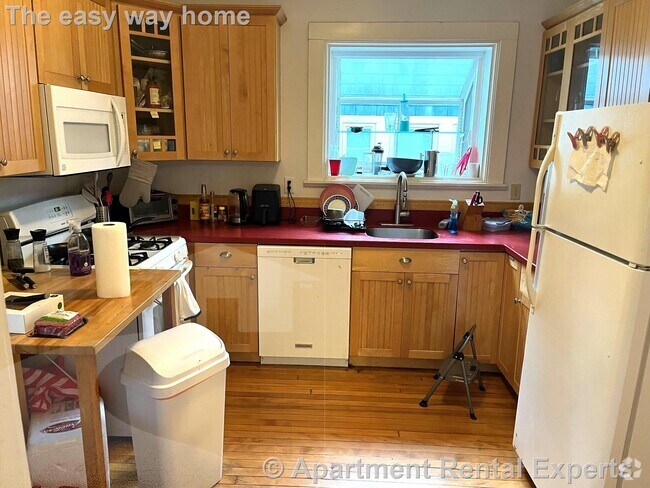 Building Photo - Tufts/Teele Sq 5 Bedroom, 2.5 Baths - Park... Rental