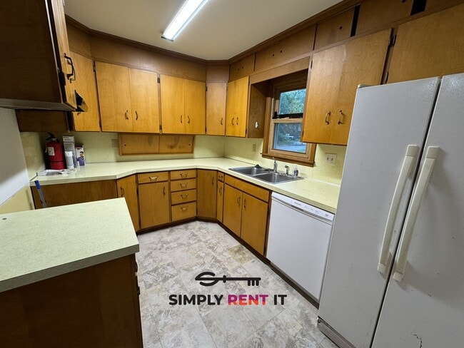 Photo - 4 Bedroom Near Campus with Hardwood Floors!