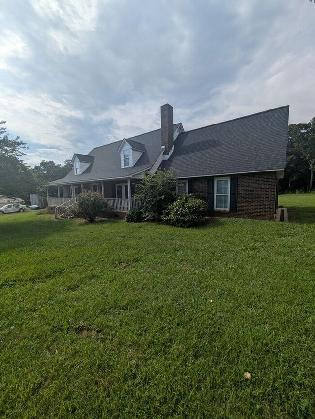 3BD/2.5BA Home w/ Garage in Claremont, NC - 3BD/2.5BA Home w/ Garage in Claremont, NC