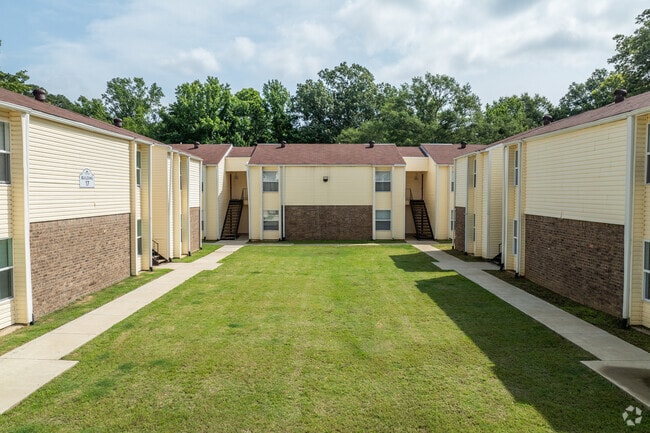 The Retreat at Lakeside Apartments