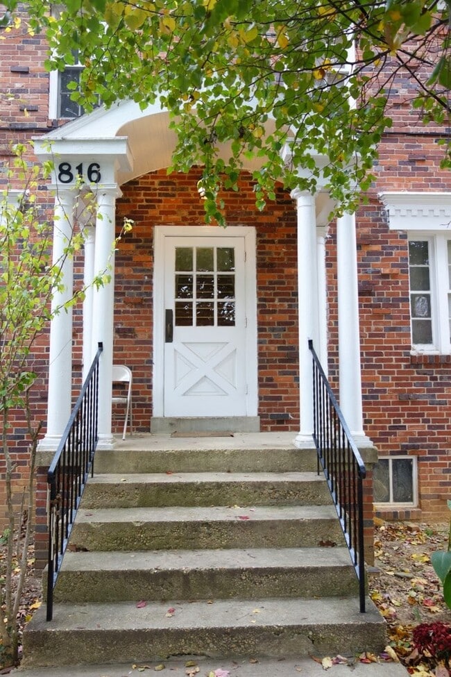 Building Photo - 816 Greenwood Cir Unit 2 Rental