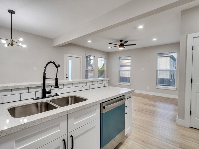 Photo - 819 E 40th St