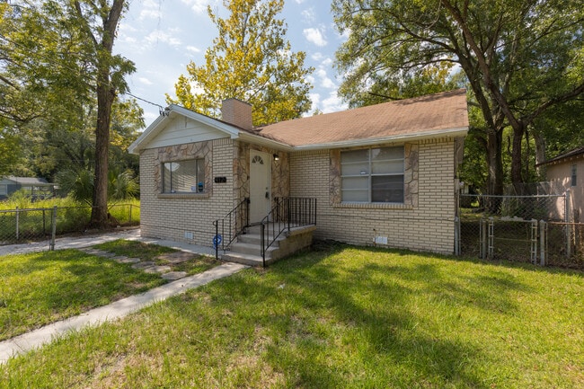 Building Photo - 912 Huron St