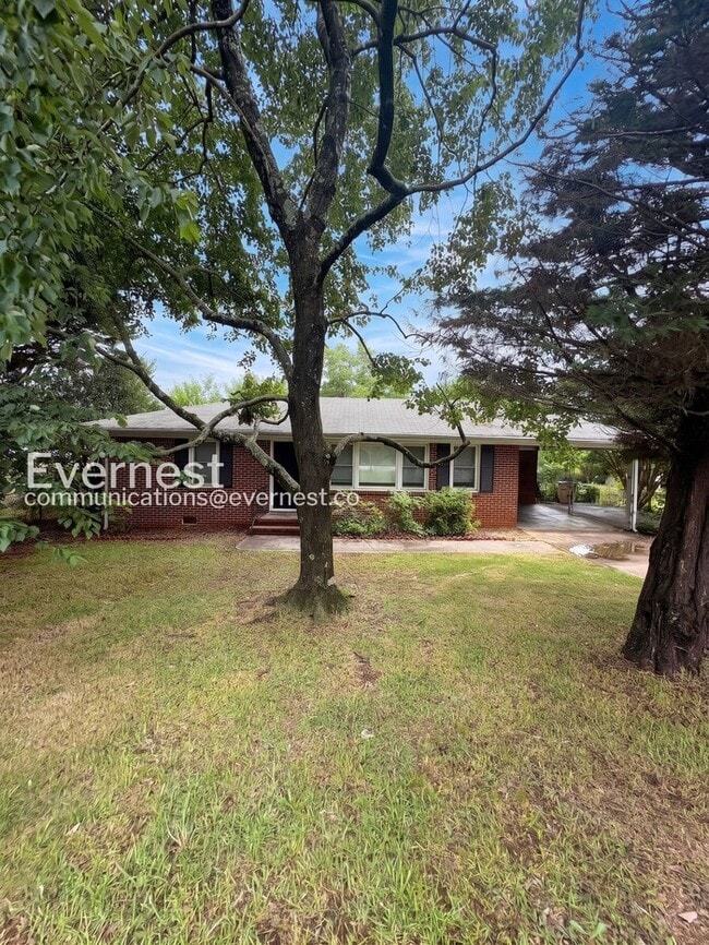 Building Photo - Limited Time Special Offer / 3 Bed/1 Bath Home with Carport / Pet-Friendly / Available Now!