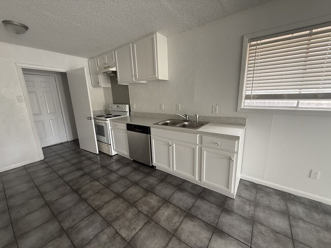 Photo - 3026 Lourdes St