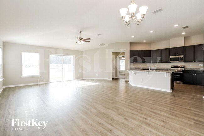 Photo - 319 Hepburn Rd