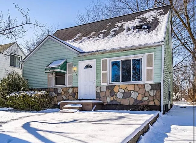 Building Photo - 318 Russell St