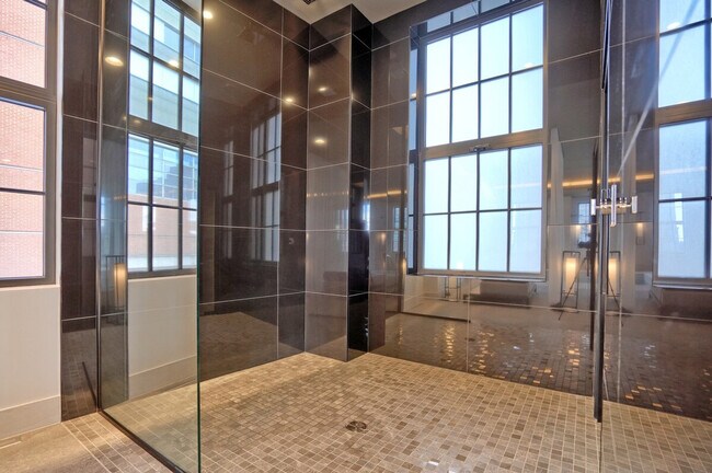 Photo - 1215 Rue Saint-Antoine O Unité SI ID1262041P