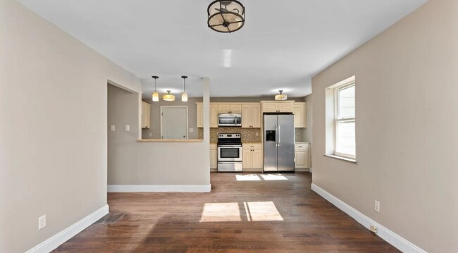 Photo - 5592 Raceview Ave