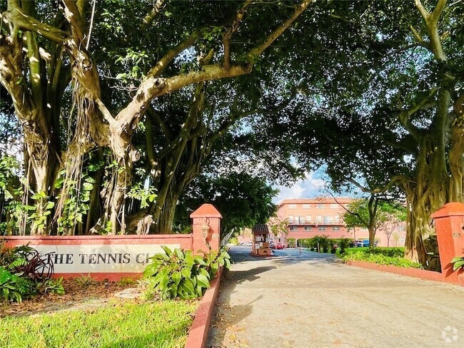 Building Photo - 660 Tennis Club Dr Rental