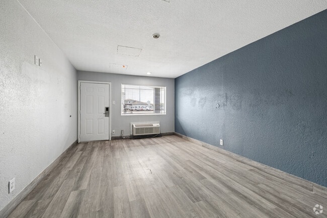 1BR, 1BA - 300SF -