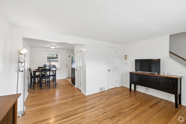The Capital - 2BR, 1BA - 950SF - Living Room/Dining Room