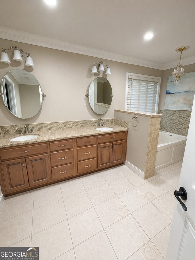 Photo - 616 Kings Way