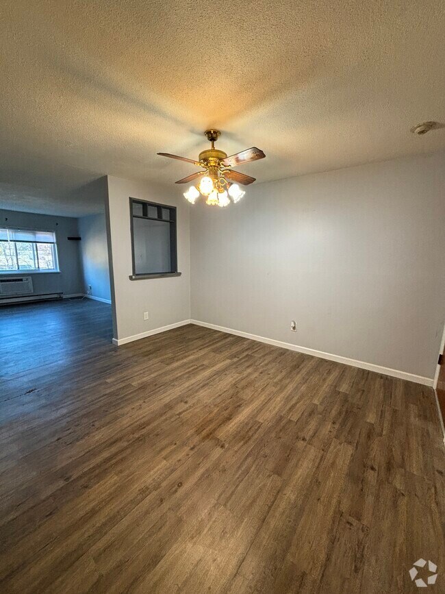 Dining room w view into living room - 5 Turnpike Rd Unit 5 Turnpike Rd Townsend MA Rental