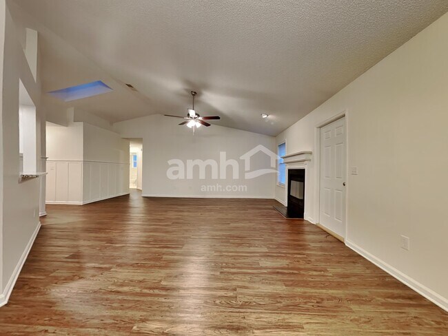 Photo - 279 Willow Green Dr